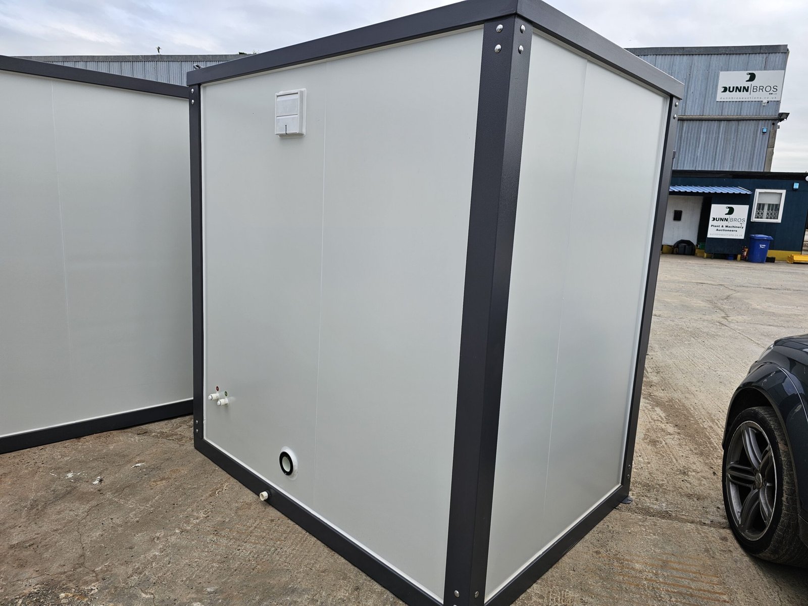 Sanitaire portable avec douche et rideau – Image 3