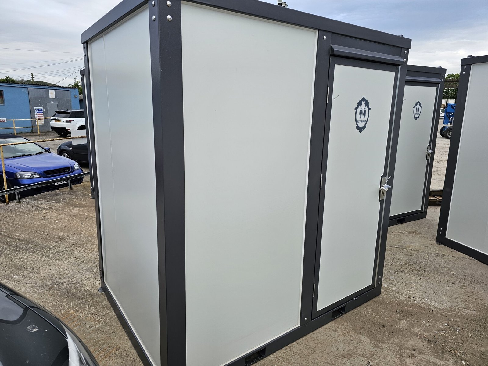 Sanitaire portable avec douche et rideau – Image 4