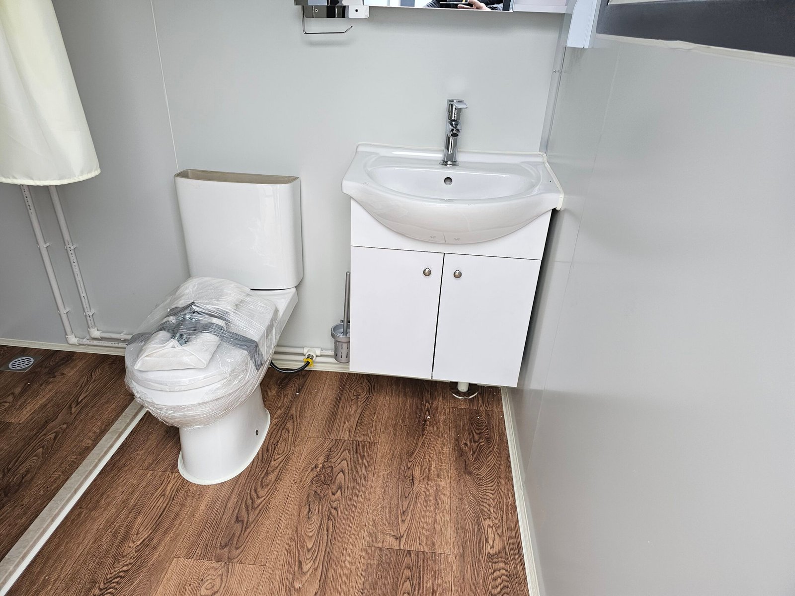 Sanitaire portable avec douche et rideau – Image 5