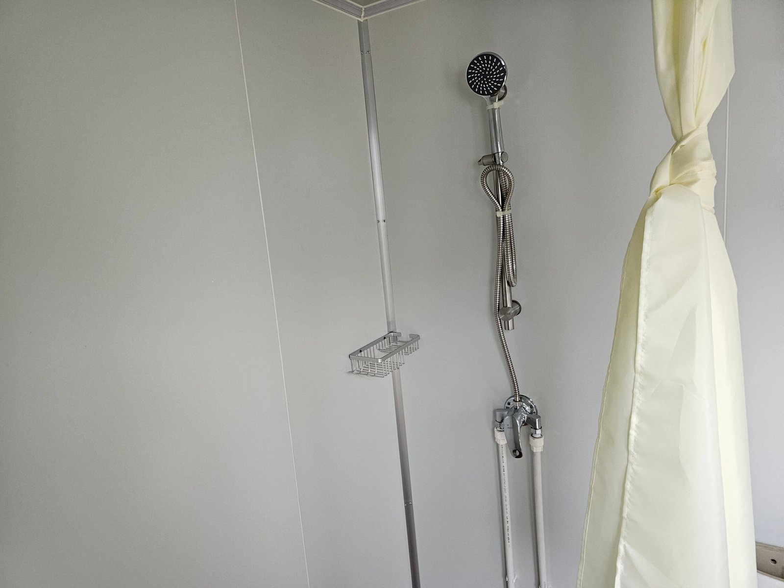 Sanitaire portable avec douche et rideau – Image 7