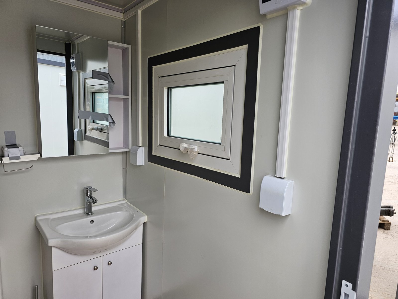 Sanitaire portable avec douche et rideau – Image 8